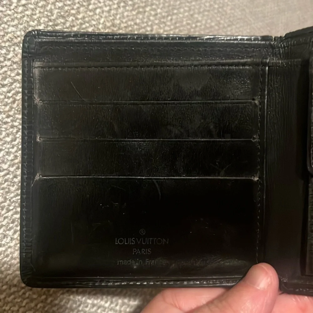 Authentic Vintage Louis Vuitton Epi Bifold Wallet MI1907